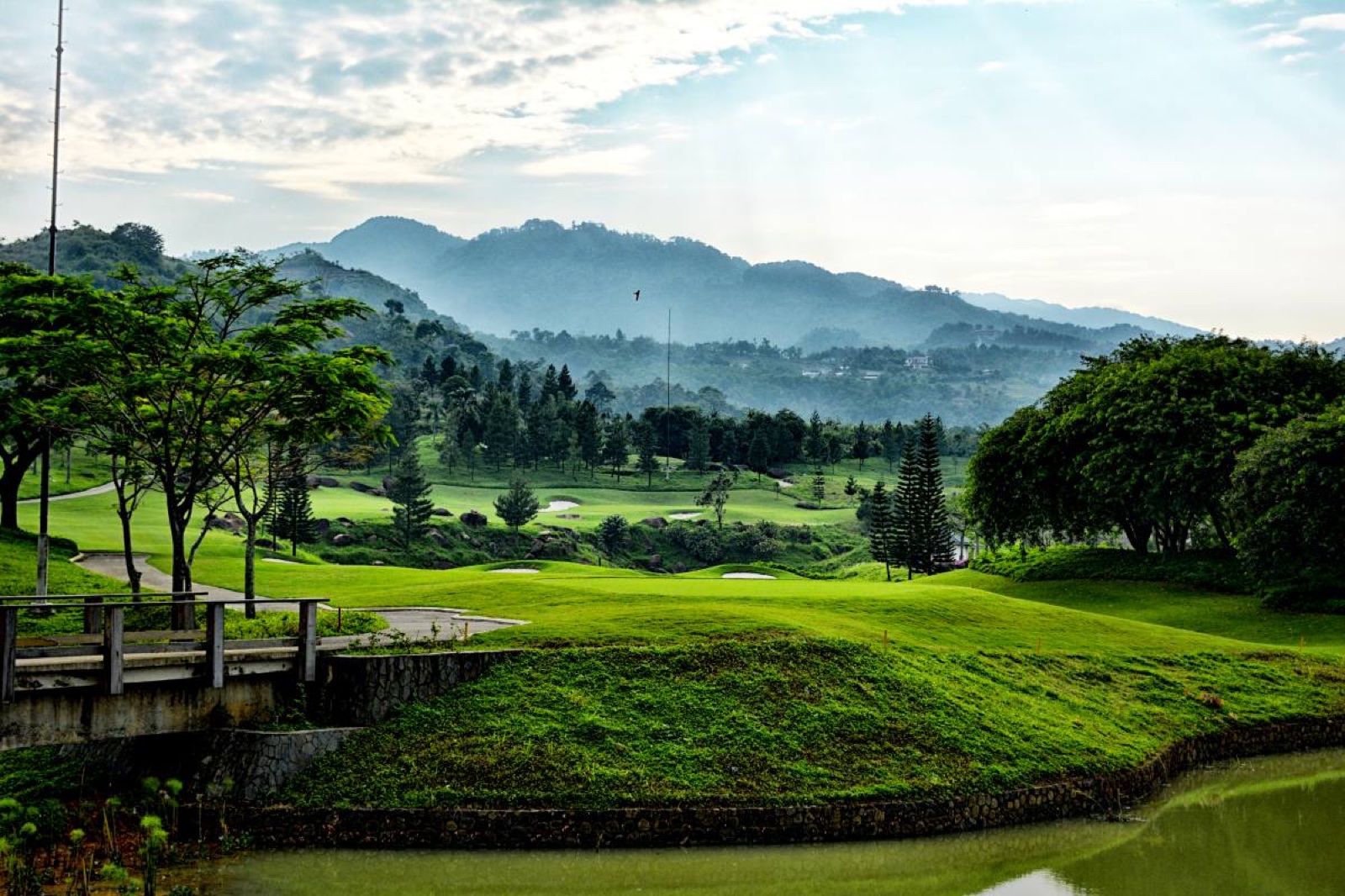 Rainbow Hill 山地高尔夫球场与层叠远山